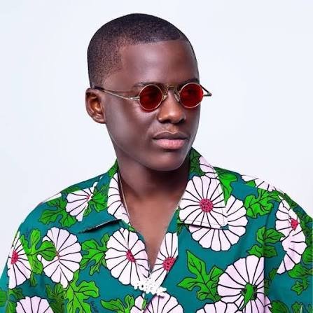 Edgar de Souza de óculos vermelhos e camisa verde floral